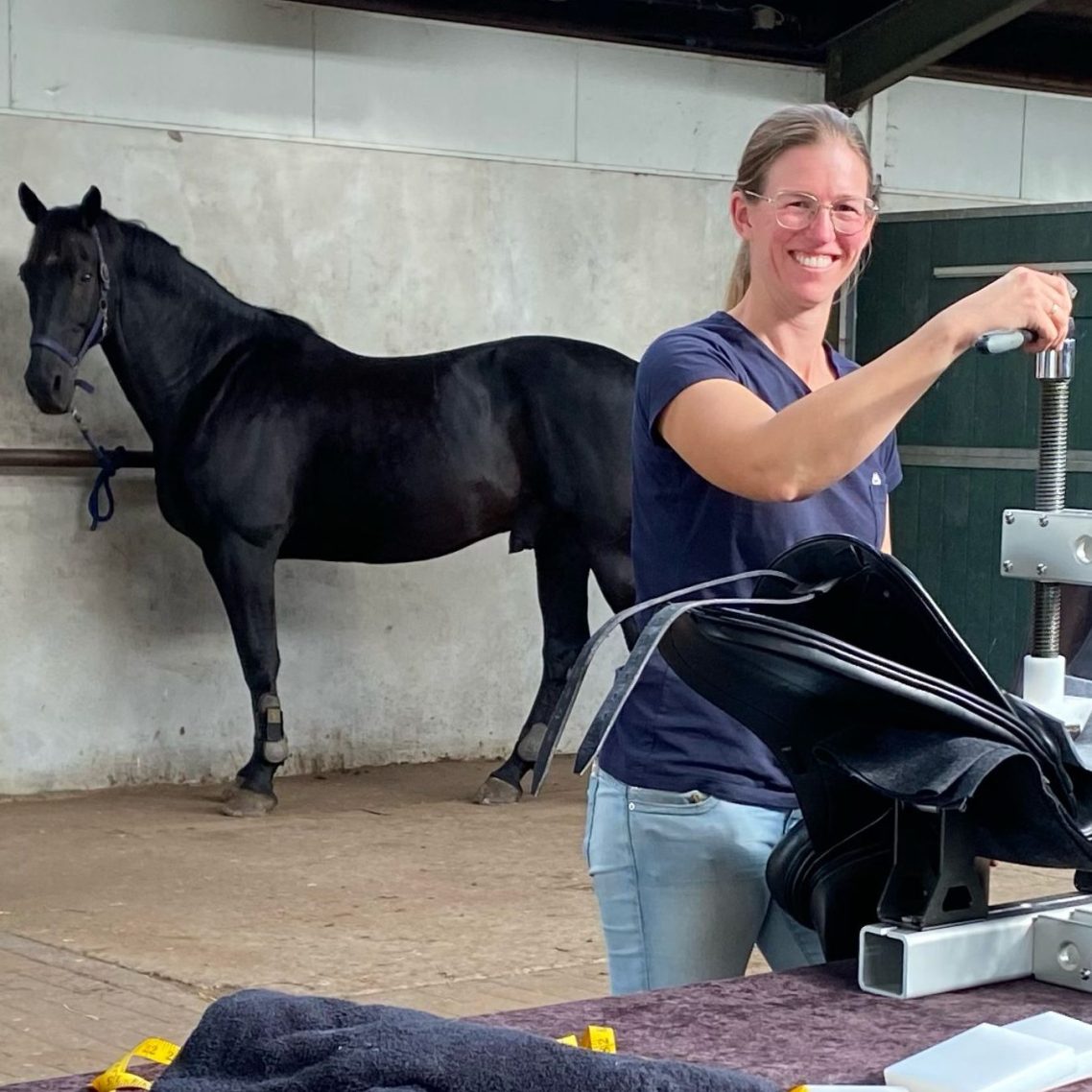Saskia Hunder past Schleese zadel in boompers aan in een Nederlandse pensionstal – zadelaanpassing aan huis