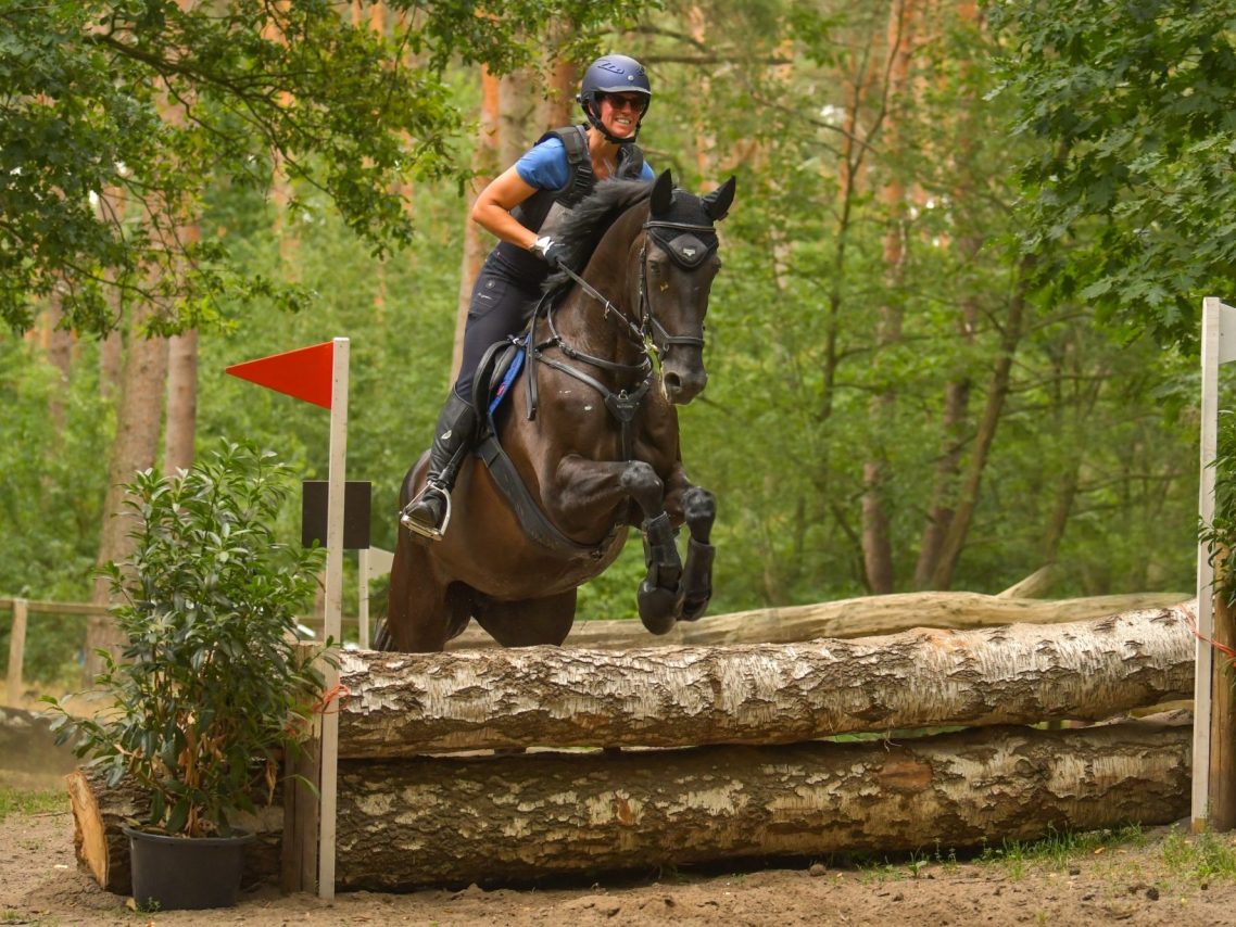 Saskia Hunder beim Geländereiten – Sattelergonomin und leidenschaftliche Reiterin mit eigener Pferdeerfahrung